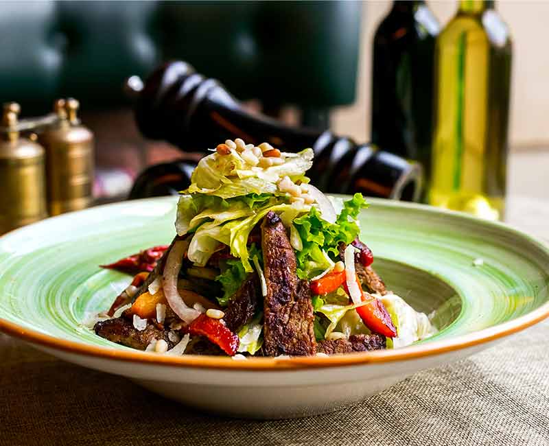 Kött med Grönsaker och Sallad